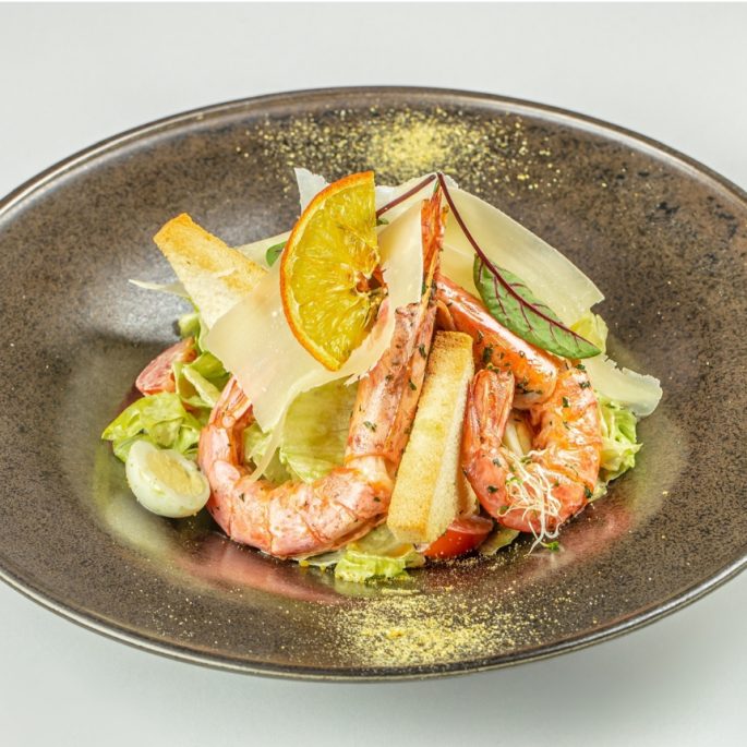 “Caesar” with grilled tiger prawns